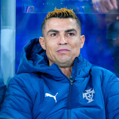 CR7 deixa treino em Malmö com café e semblante fechado