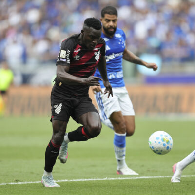 Cruzeiro vence Athletico-PR por 3 a 1 e acaba com invencibilidade