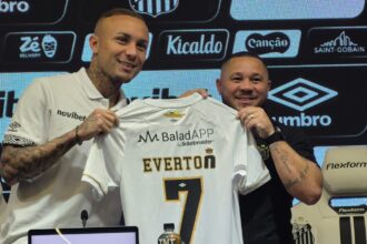 Everton Cebolinha se apresenta no Santos e nega ter se excluído do Fla
