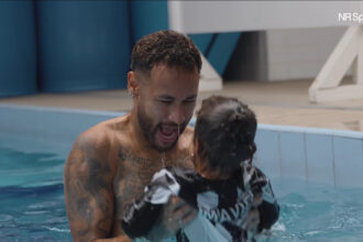 Filha Mavie anima recuperação de Neymar no CT com brincadeiras