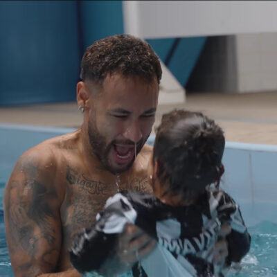 Filha Mavie anima recuperação de Neymar no CT com brincadeiras