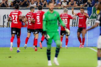 Flamengo supera temporal em Belém e assume liderança do Brasileirão