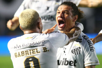 Gabigol arma, Santos vence Atlético por 2 a 0 e abre vantagem na Sul-Americana