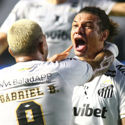 Gabigol arma, Santos vence Atlético por 2 a 0 e abre vantagem na Sul-Americana
