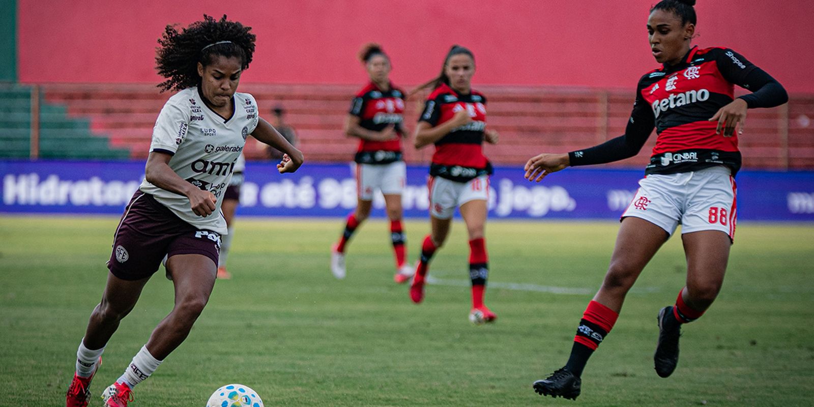 Governo sanciona lei com diretrizes permanentes para futebol feminino