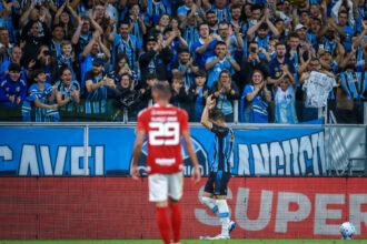 Grêmio vence Inter por 3 a 1, elimina rival e avança à semifinal