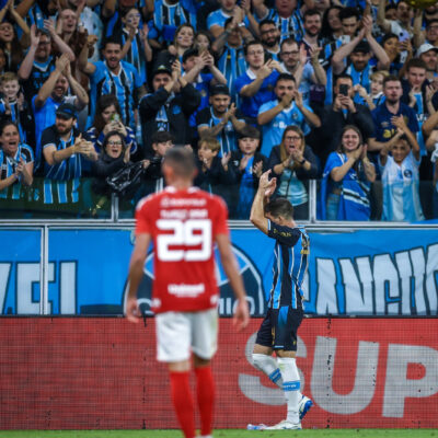Grêmio vence Inter por 3 a 1, elimina rival e avança à semifinal