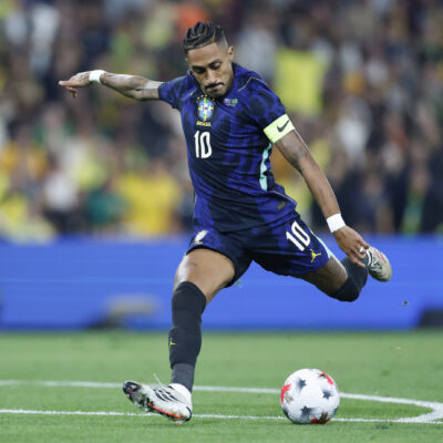 Laporta critica Data Fifa após Raphinha sair com dores na coxa
