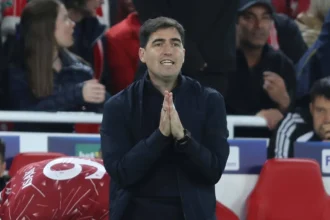 Liverpool supera Atlético em Anfield e provoca reconhecimento de Iraola