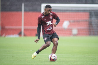 Mateus Silva retoma vaga, dá assistência e recebe elogios