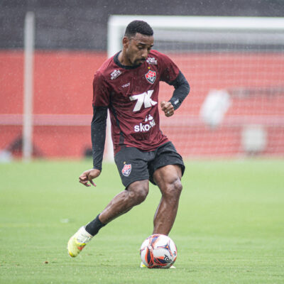 Mateus Silva retoma vaga, dá assistência e recebe elogios