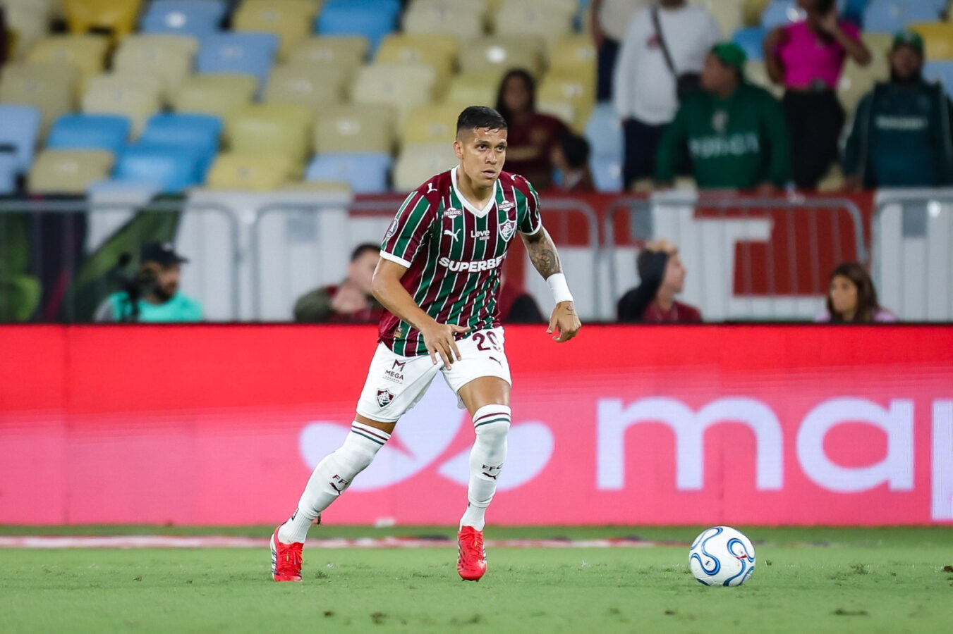 Millán brilha ao lado de Thiago Silva e pressiona por vaga na zaga