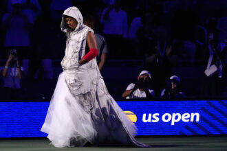 Naomi Osaka veste tributo a Allen Iverson e supera Zakharova na estreia