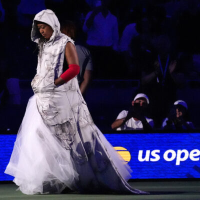 Naomi Osaka veste tributo a Allen Iverson e supera Zakharova na estreia