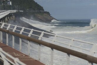 Ondas de até 2,5 m forçam fechamento da ciclovia Tim Maia no Rio
