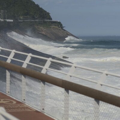Ondas de até 2,5 m forçam fechamento da ciclovia Tim Maia no Rio