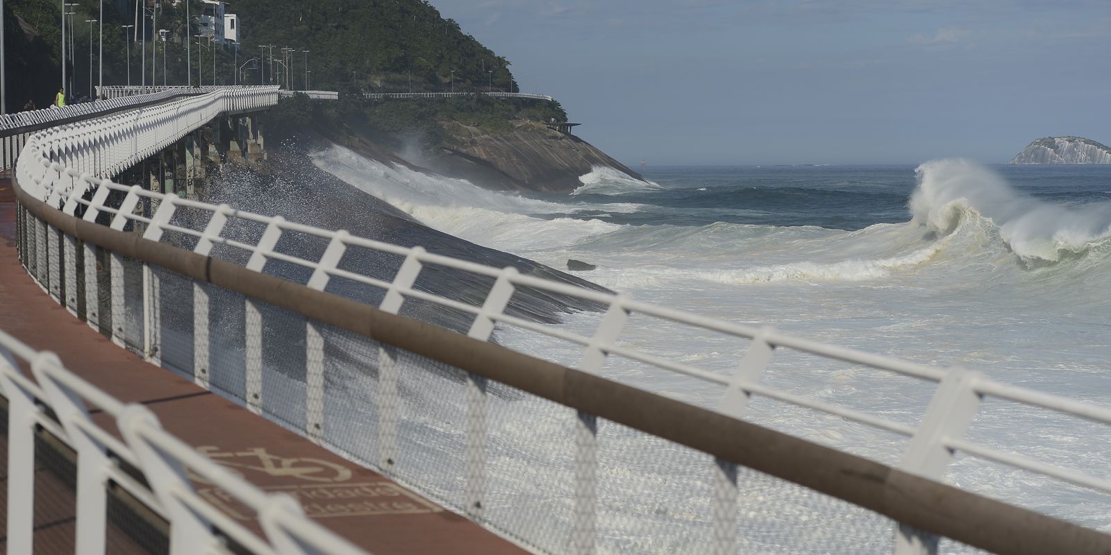 Ondas de até 2,5 m forçam fechamento da ciclovia Tim Maia no Rio