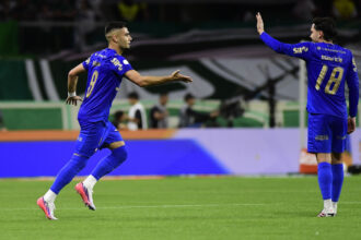 Palmeiras impõe 3 a 0 no Santos e deixa vaga quase assegurada