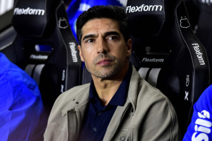 Palmeiras visita o Botafogo e quer manter liderança contra pressão