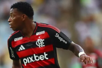 Plata treina com o elenco e pode ser opção do Flamengo contra o Santos