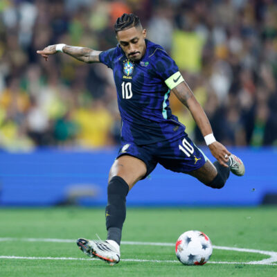 Raphinha brilha e bate pênalti decisivo na vitória do Brasil