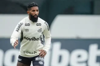 Rodinei faz primeiro treino com o elenco do Santos no CT Rei Pelé