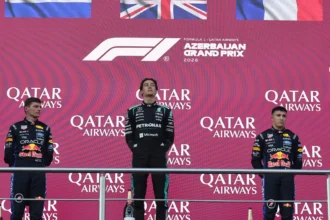 Russell segura pressão de Verstappen e vence GP do Azerbaijão por 0,196s