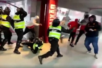 Torcedores invadem corredor do Beira-Rio e agridem seguranças