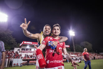 Vila Nova amplia liderança da Série B com vitória por 2 a 0