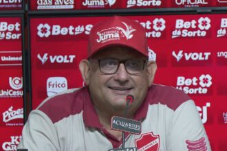 Vila Nova derrota Goiás por 2 a 0; Guto provoca Tadeu e exalta torcida