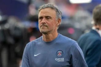 Warren Zaire-Emery aposta versatilidade, mas arrisca vaga na seleção