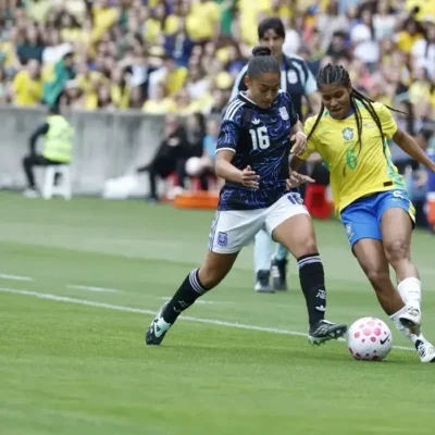 Após cortes, seleção feminina chega a Recife para encarar Argentina
