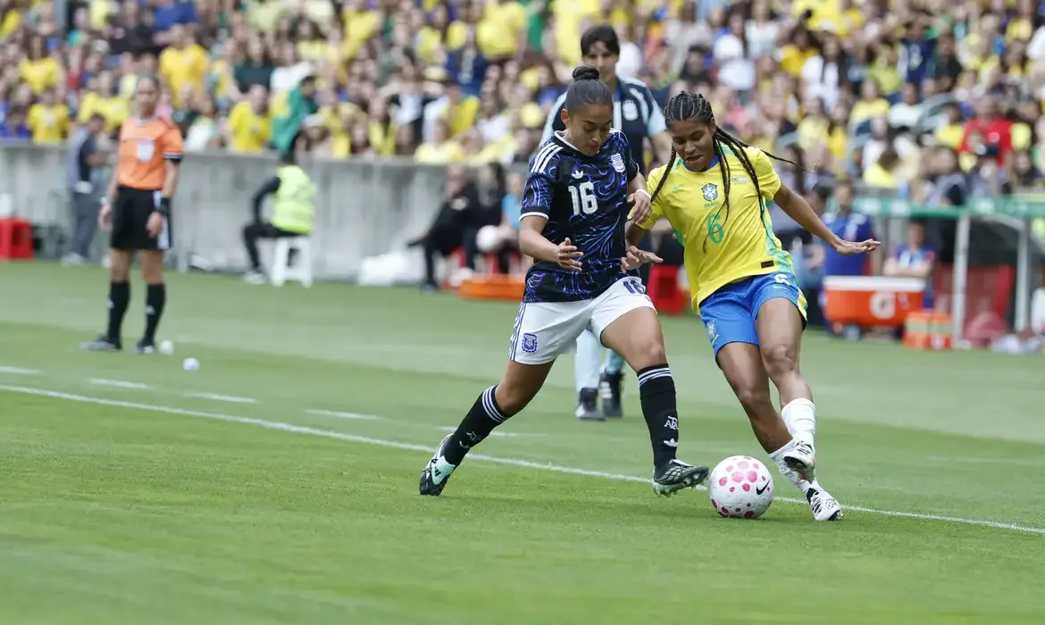 Após cortes, seleção feminina chega a Recife para encarar Argentina