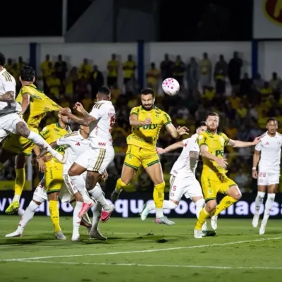 Com um a mais, Mirassol vence e complica Internacional no Brasileirão