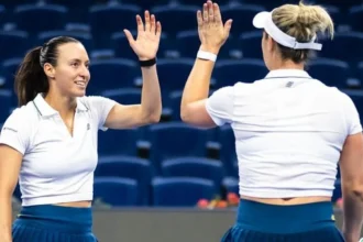 Dupla de Stefani bate campeãs olímpicas e avança à semi em Pequim