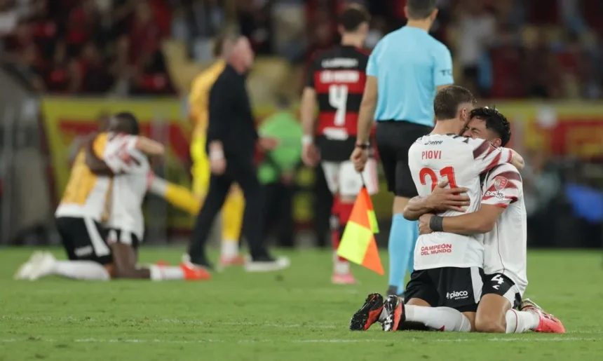 Estudiantes bate Fla e Palmeiras terá revanche pelo tetra da América