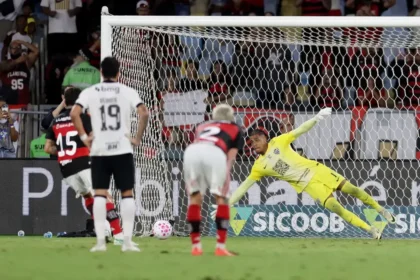 Gol nos acréscimos assegura Flamengo na liderança do Brasileirão