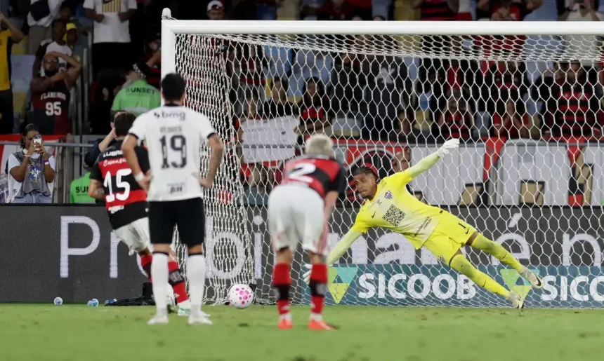 Gol nos acréscimos assegura Flamengo na liderança do Brasileirão