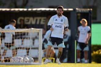 Argentina inicia era pós-Messi e testa candidatos à camisa 10
