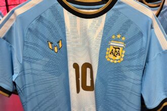 Argentina lança camisa com Sol de Mayo ampliado para despedida de Messi