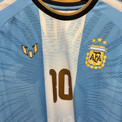 Argentina lança camisa com Sol de Mayo ampliado para despedida de Messi