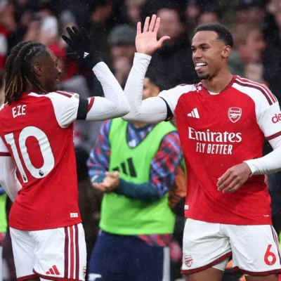 Arsenal supera o Everton com gols de zagueiros e retoma a liderança