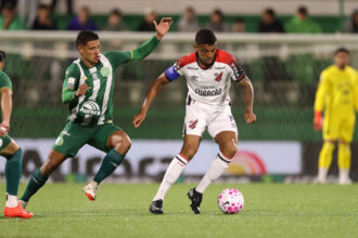 Athletico atropela Chapecoense por 4 a 1 e acende sinal de alerta