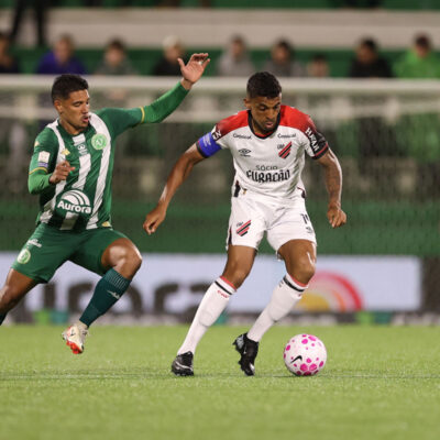 Athletico atropela Chapecoense por 4 a 1 e acende sinal de alerta