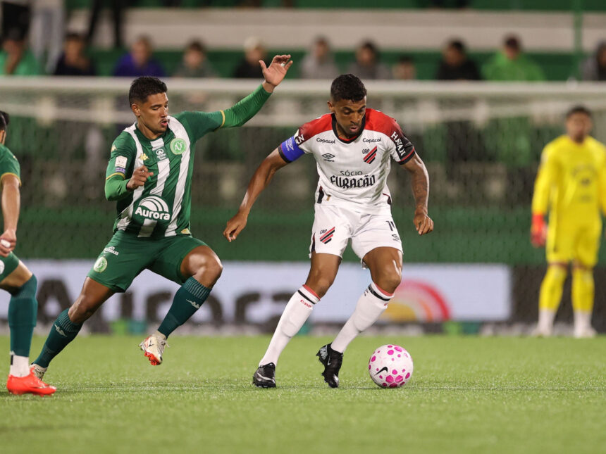 Athletico atropela Chapecoense por 4 a 1 e acende sinal de alerta