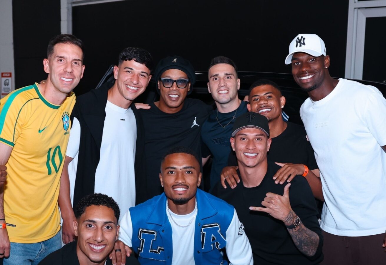 Atletas do Athletico posam com Ronaldinho após vitória no Galáticos Game