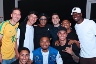 Atletas do Athletico posam com Ronaldinho após vitória no Galáticos Game