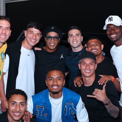 Atletas do Athletico posam com Ronaldinho após vitória no Galáticos Game
