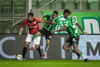 Atlético-GO busca vaga nos playoffs contra um América-MG em crise
