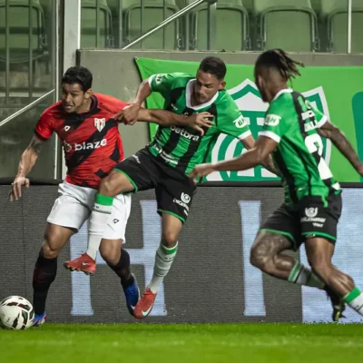 Atlético-GO busca vaga nos playoffs contra um América-MG em crise